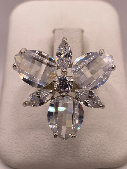 Anillo Floral de Plata 925 con Zirconias Cristal en báscula mostrando peso