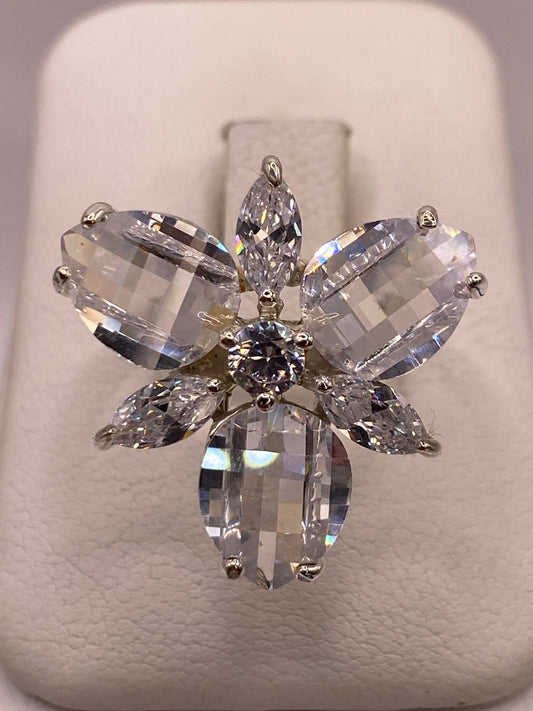 Anillo Floral de Plata 925 con Zirconias Cristal en báscula mostrando peso