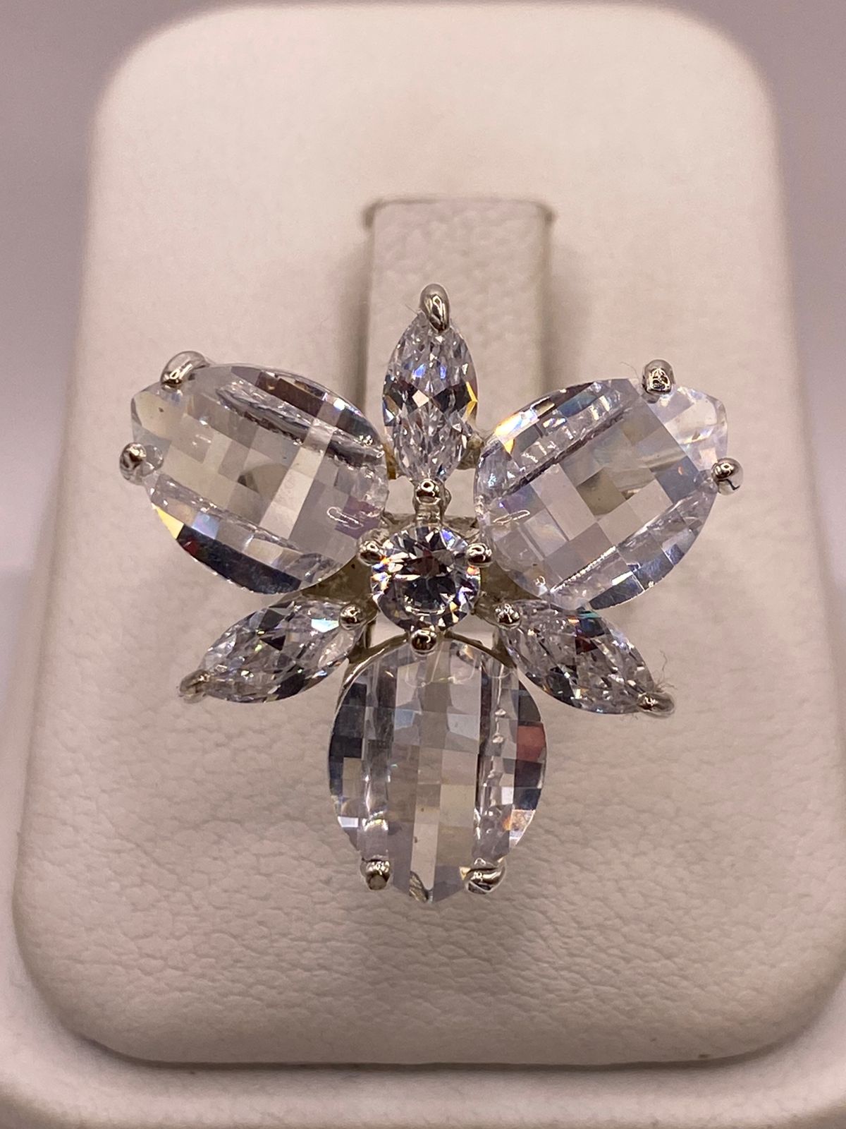 Anillo Floral de Plata 925 con Zirconias Cristal, vista de detalle