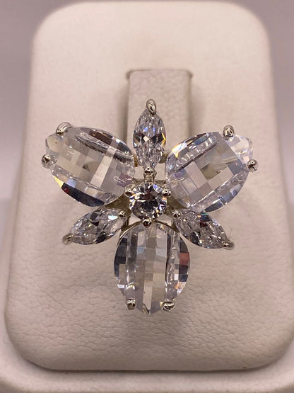 Anillo Floral de Plata 925 con Zirconias Cristal, vista de detalle