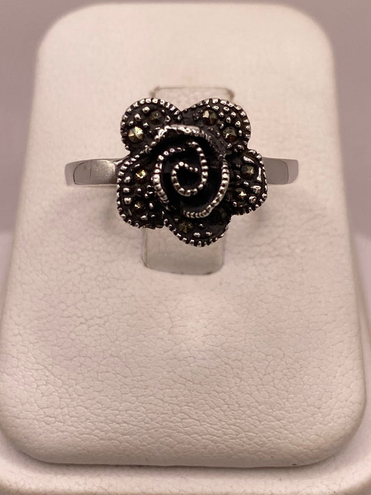 Anillo Floral Vintage con Marquesitas en Plata Ley 925 en báscula mostrando peso