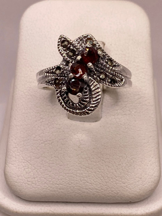 ANILLO FLORAL VINTAGE CON MARQUESITAS Y ZIRCONIAS ROJAS EN PLATA LEY 925