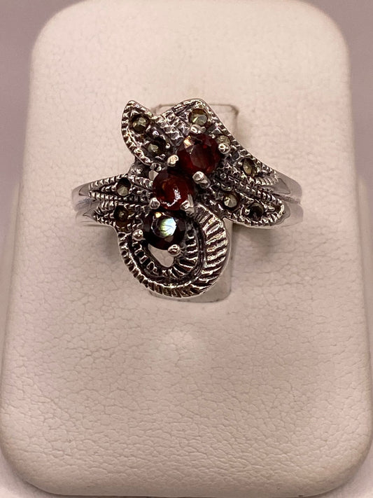 Anillo floral vintage de plata .925 con circonia roja y marquesitas puesto en mano femenina — artesanal Taxco
