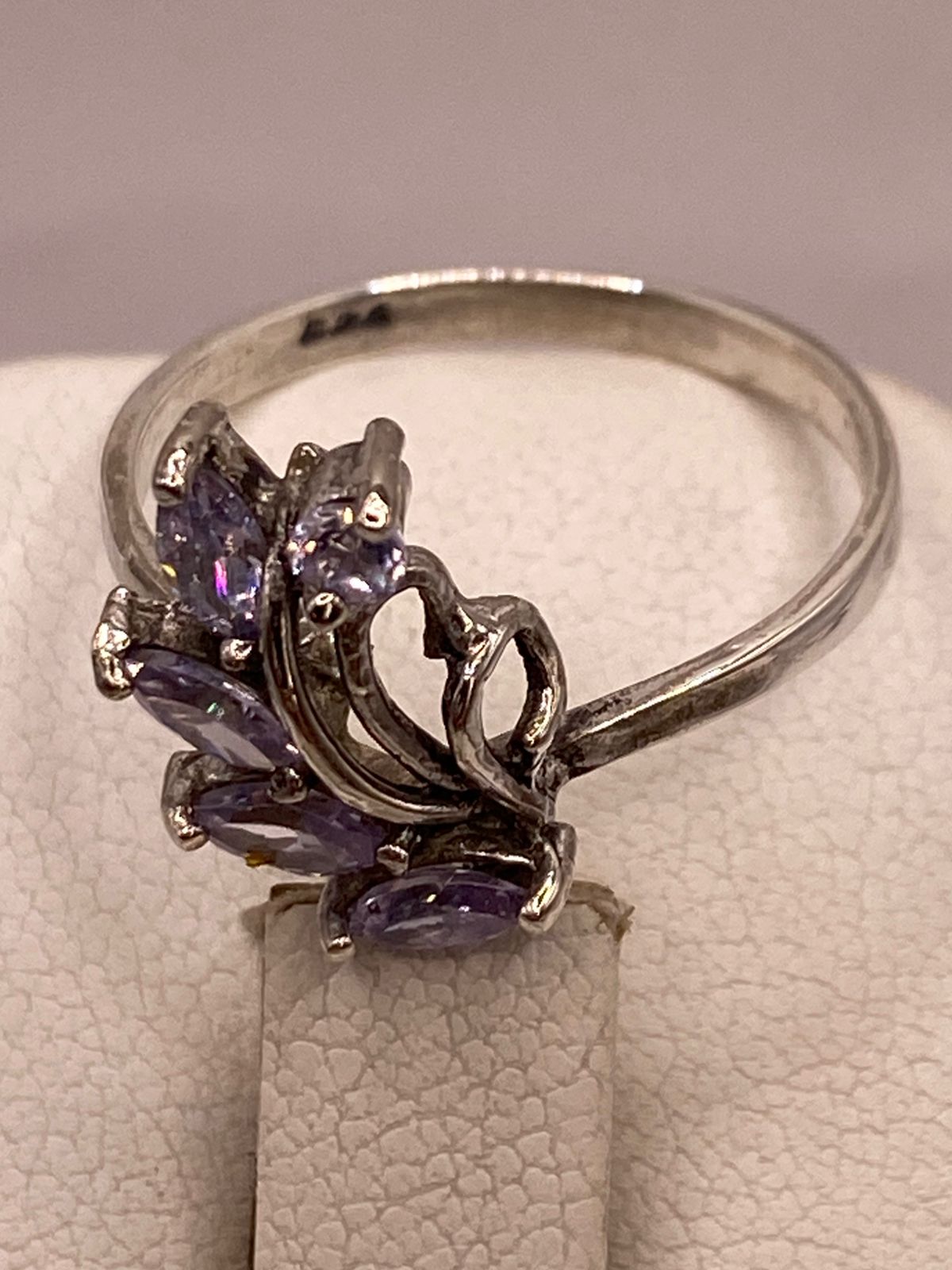 Anillo Floral con Zirconia Lila en Plata Ley 925, sello de autenticidad Plata Ley .925