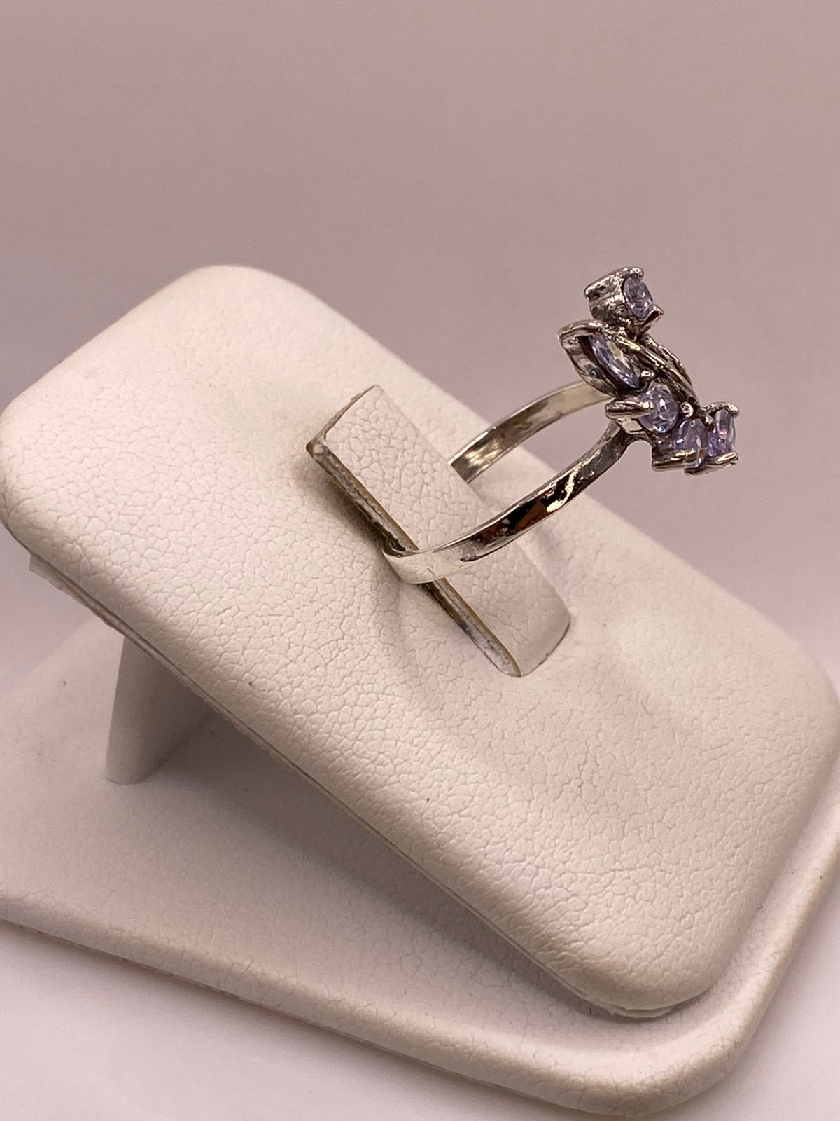 Anillo Floral con Zirconia Lila en Plata Ley 925, vista lateral