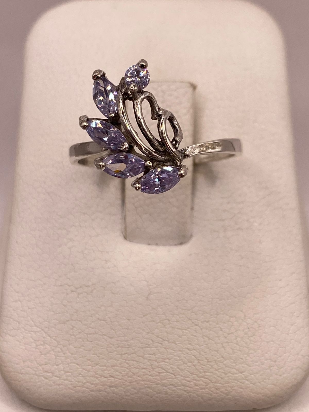 Anillo Floral con Zirconia Lila en Plata Ley 925, vista de detalle