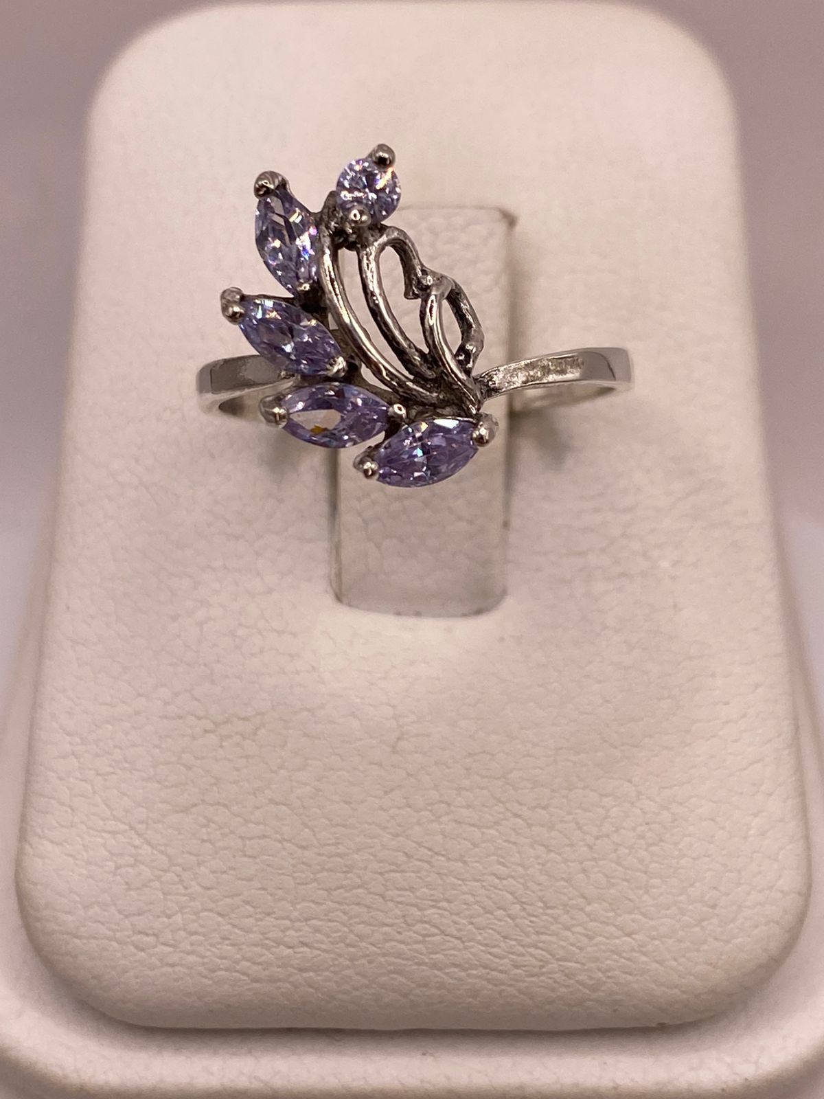 Anillo Floral con Zirconia Lila en Plata Ley 925, vista superior