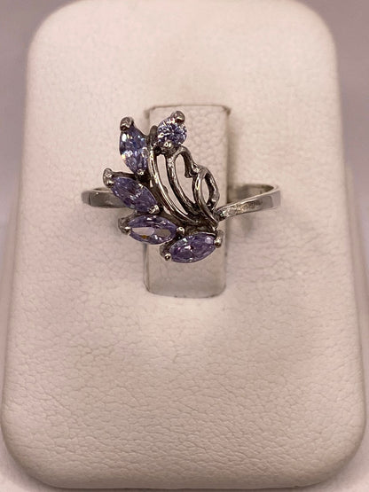 Anillo Floral con Zirconia Lila en Plata Ley 925 en báscula mostrando peso