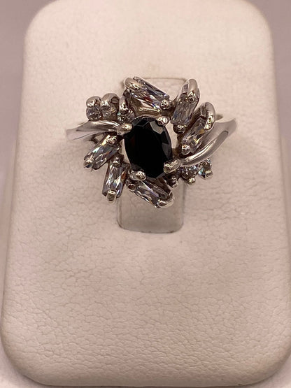 Anillo Floral con Zirconia Negra y Detalles Brillantes en Plata Ley 925 en báscula mostrando peso