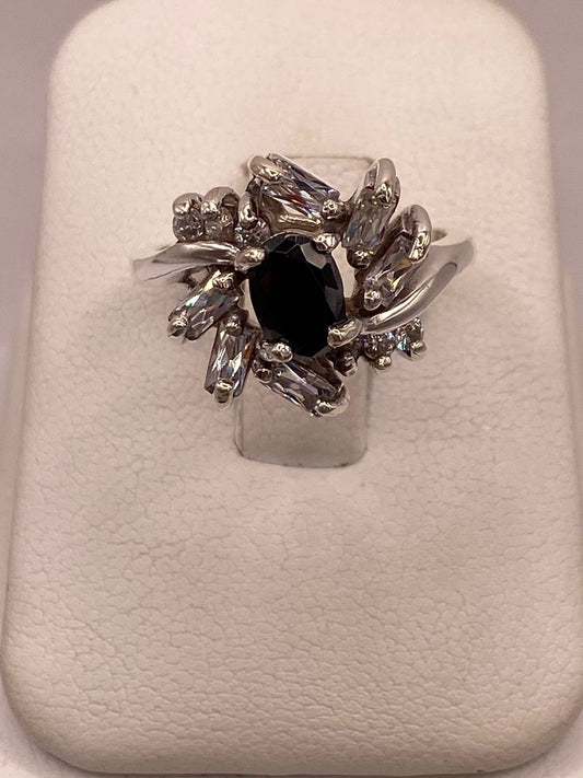 Anillo Floral con Zirconia Negra y Detalles Brillantes en Plata Ley 925 en báscula mostrando peso
