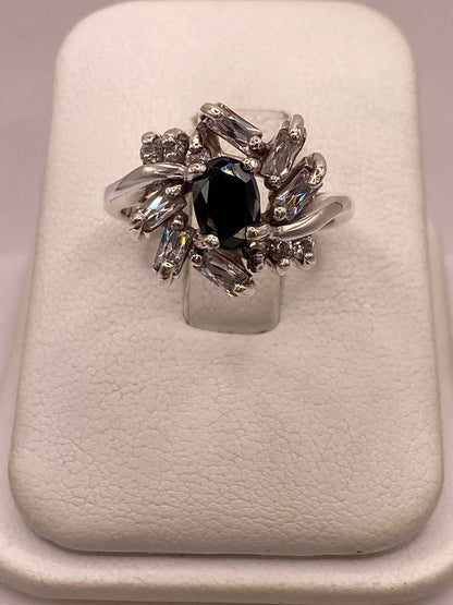 Anillo Floral con Zirconia Negra y Detalles Brillantes en Plata Ley 925, vista frontal