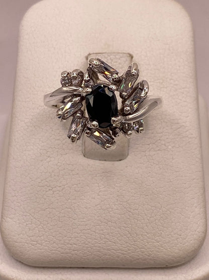 Anillo Floral con Zirconia Negra y Detalles Brillantes en Plata Ley 925, vista de detalle