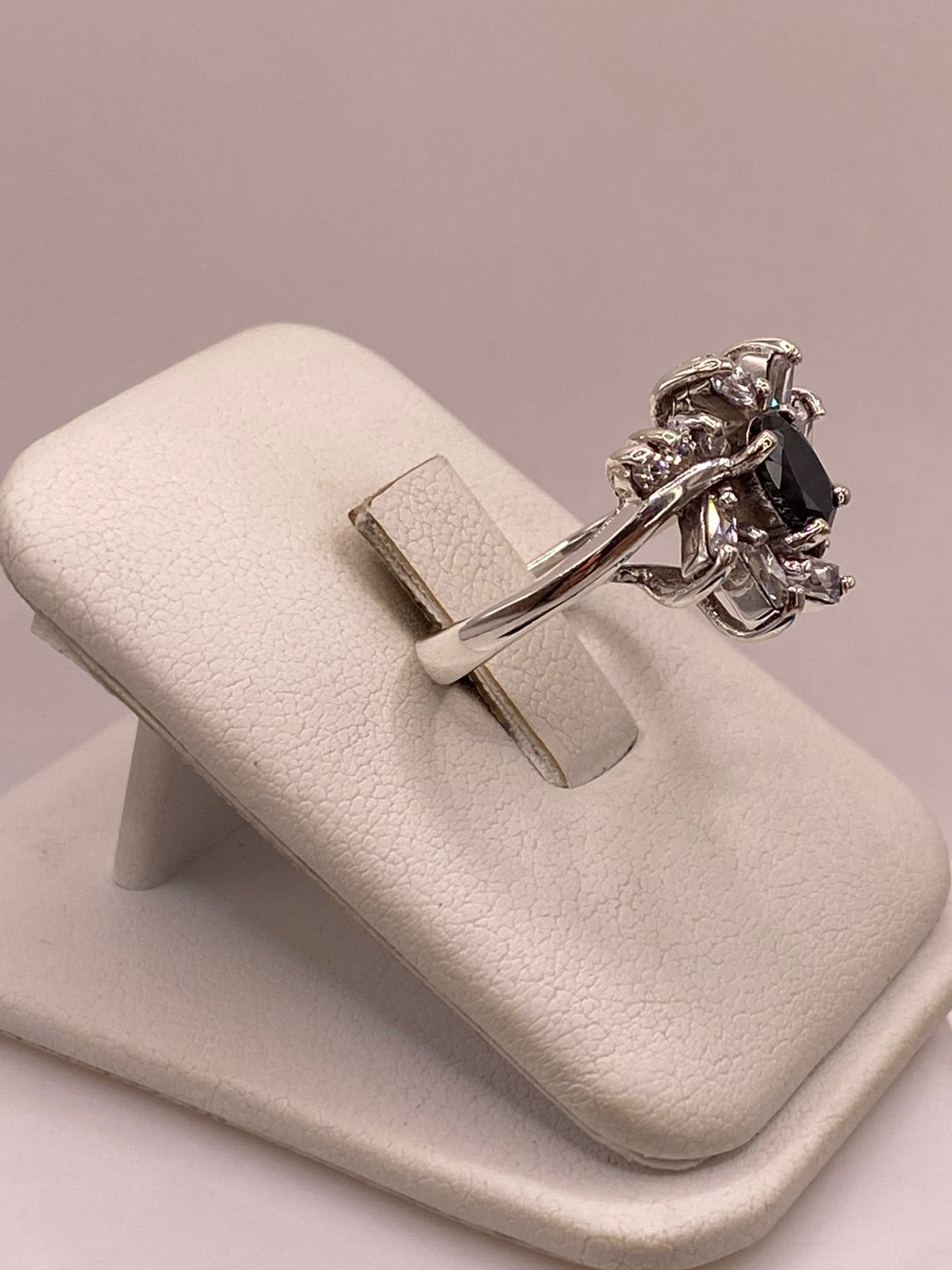 Anillo Floral con Zirconia Negra y Detalles Brillantes en Plata Ley 925, vista lateral