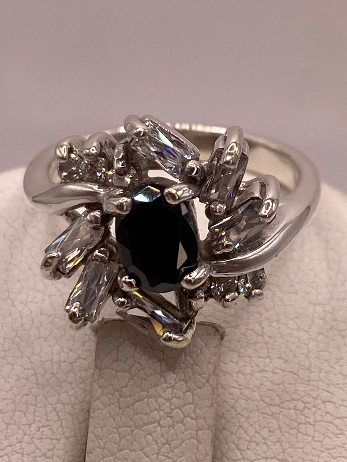 Anillo Floral con Zirconia Negra y Detalles Brillantes en Plata Ley 925, sello de autenticidad Plata Ley .925