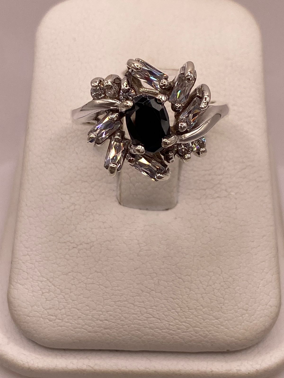 Anillo Floral con Zirconia Negra y Detalles Brillantes en Plata Ley 925, vista superior