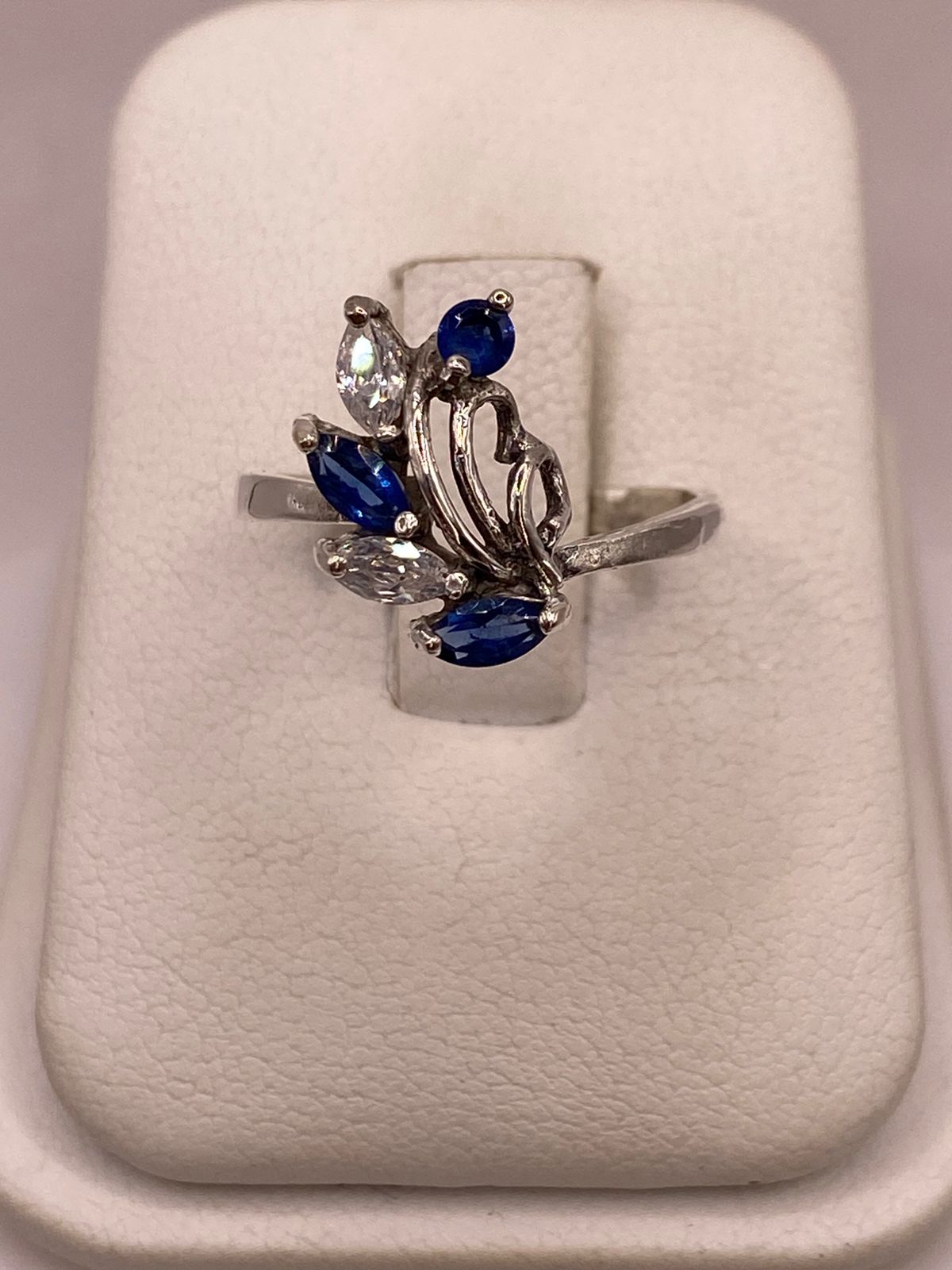 Anillo Floral con Zirconias Azules en Plata Ley 925 en báscula mostrando peso