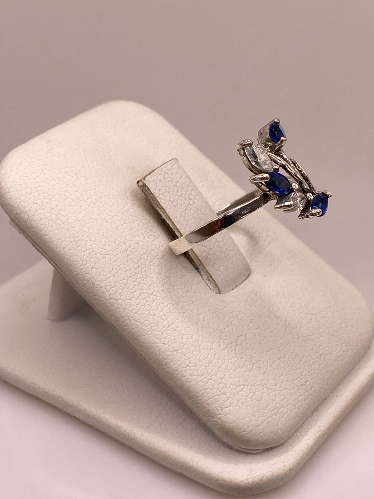 Anillo Floral con Zirconias Azules en Plata Ley 925, vista lateral