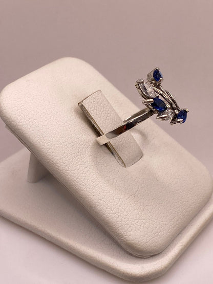 Anillo Floral con Zirconias Azules en Plata Ley 925, vista lateral