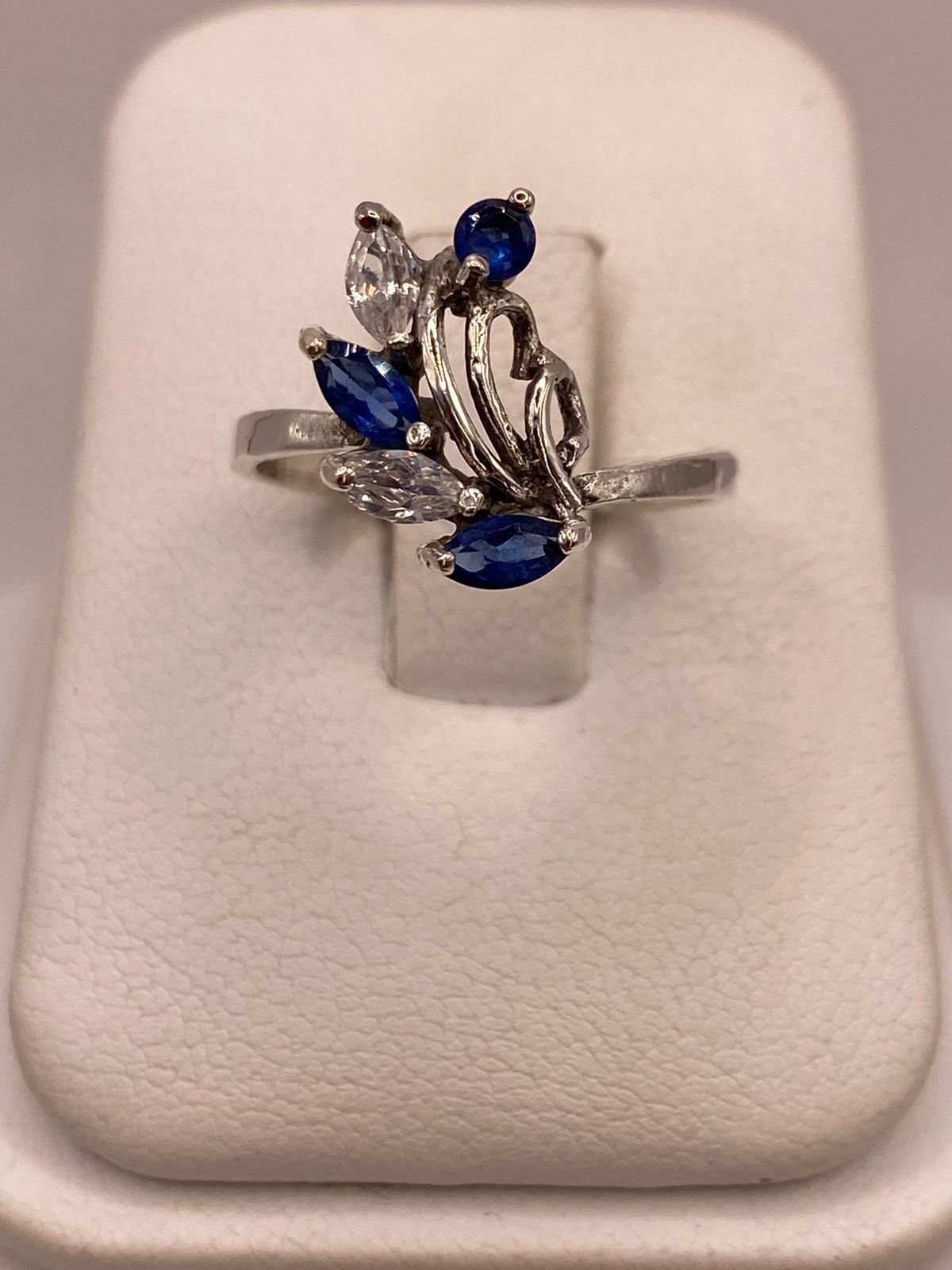 Anillo Floral con Zirconias Azules en Plata Ley 925, vista de detalle