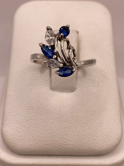Anillo Floral con Zirconias Azules en Plata Ley 925, vista de detalle