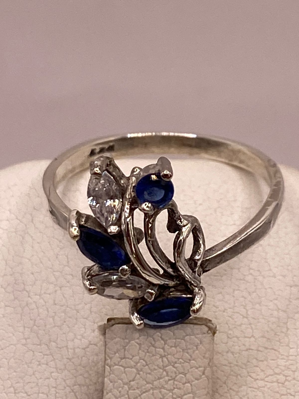 Anillo Floral con Zirconias Azules en Plata Ley 925, sello de autenticidad Plata Ley .925