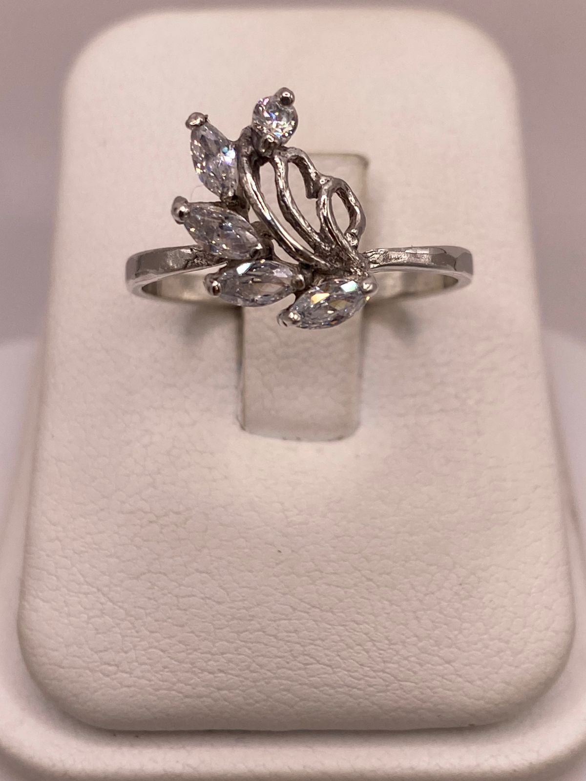 Anillo Floral con Zirconias Blancas en Plata 925 — ángulo diagonal