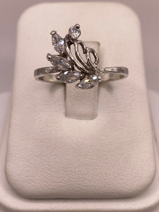 Anillo Floral con Zirconias Blancas en Plata 925 — ángulo diagonal