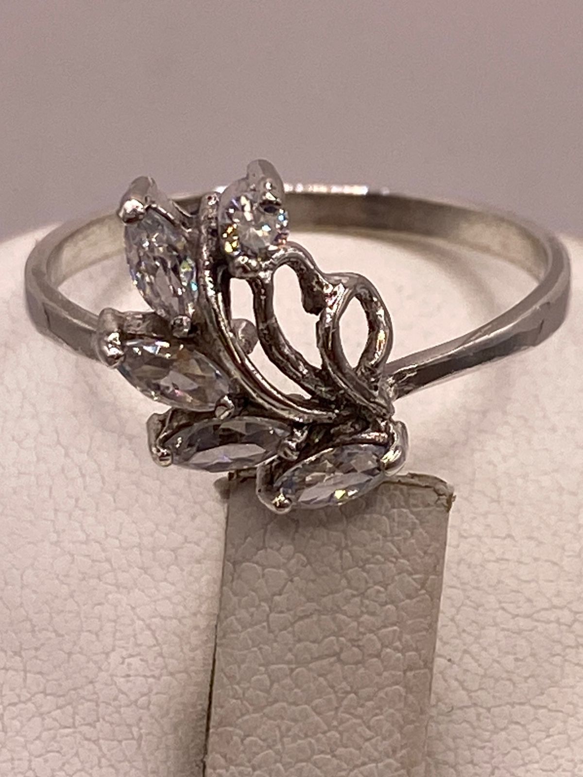 Anillo Floral con Zirconias Blancas en Plata 925, sello de autenticidad Plata Ley .925