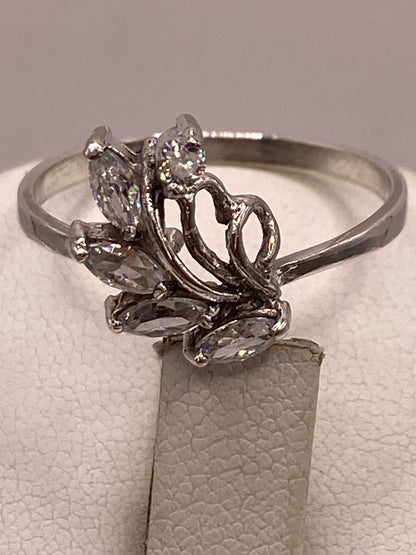 Anillo Floral con Zirconias Blancas en Plata 925, sello de autenticidad Plata Ley .925