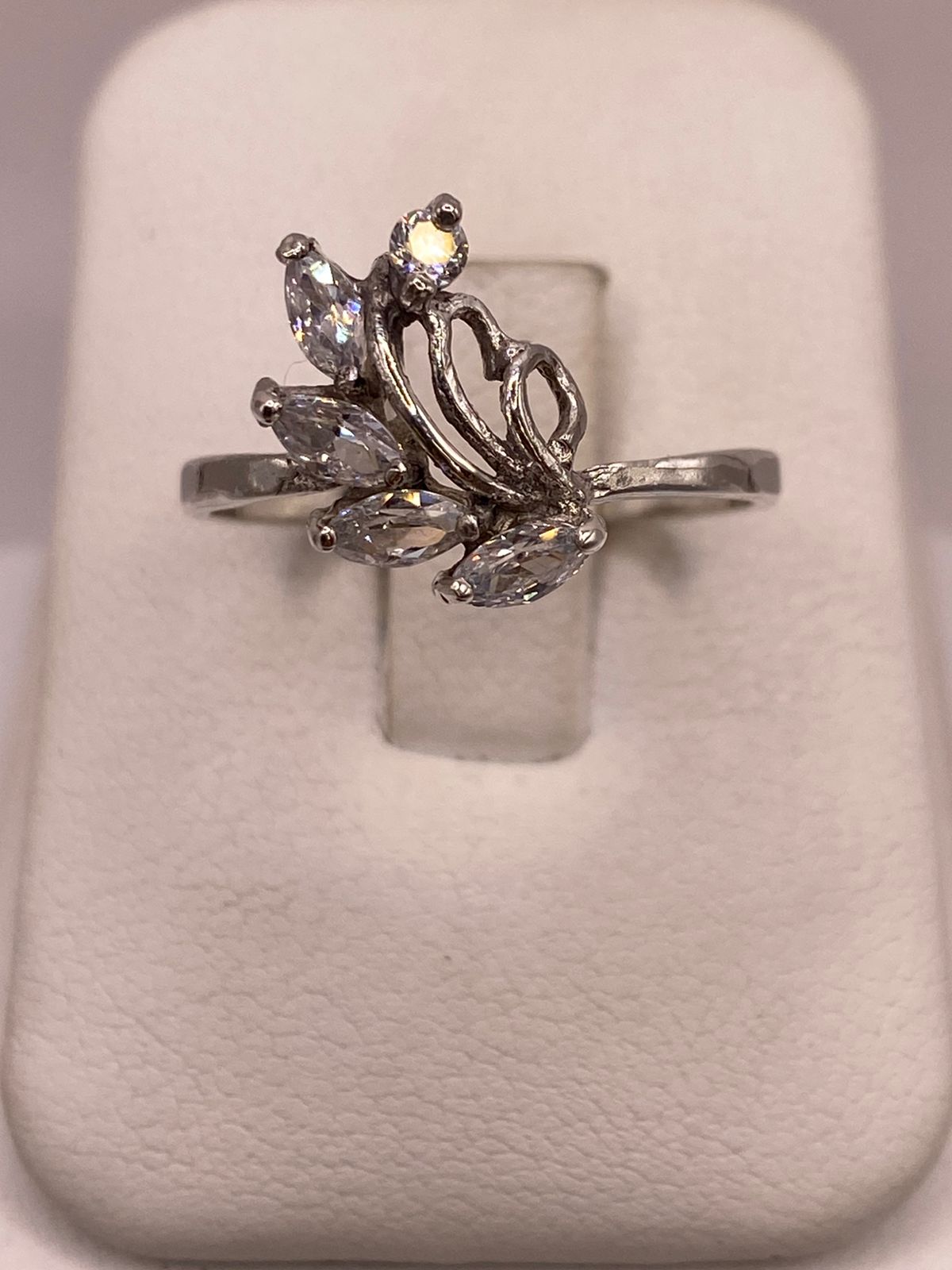 Anillo Floral con Zirconias Blancas en Plata 925, vista frontal