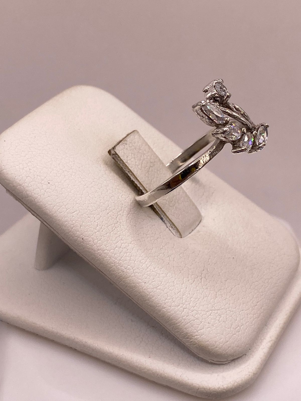 Anillo Floral con Zirconias Blancas en Plata 925, vista lateral