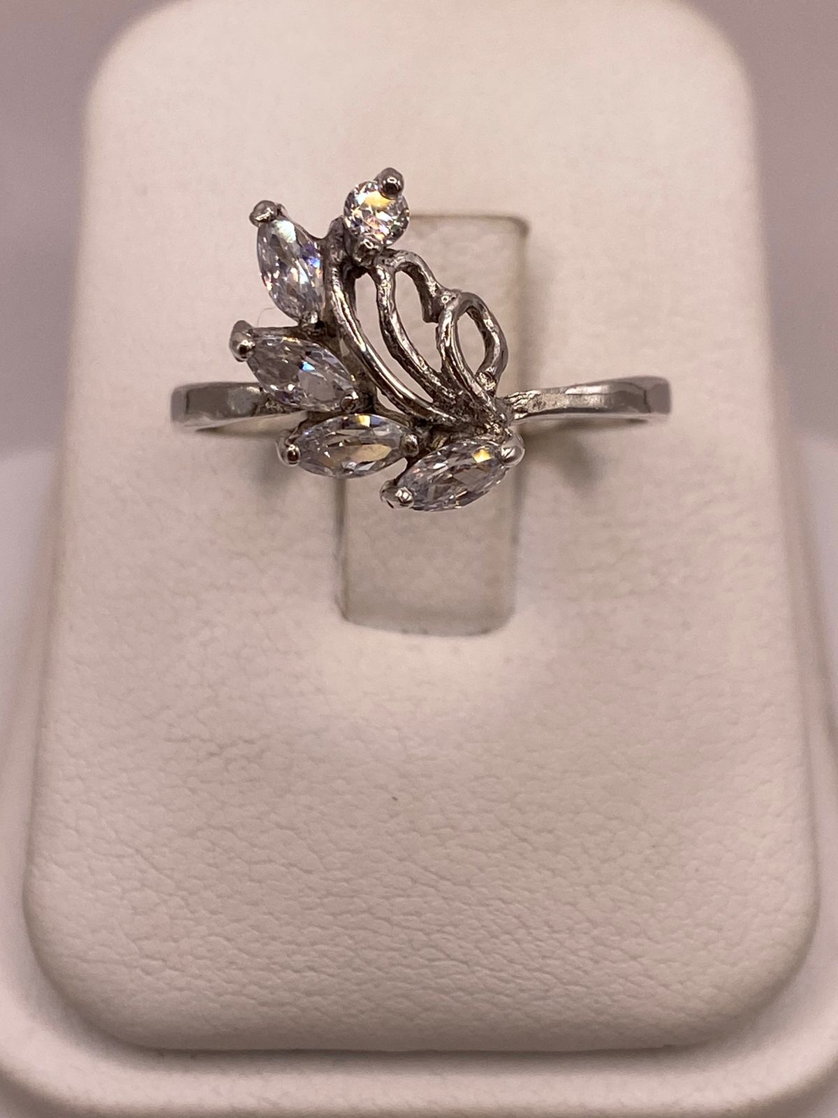 Anillo Floral con Zirconias Blancas en Plata 925, vista de detalle
