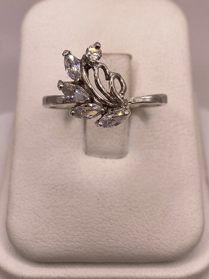 Anillo Floral con Zirconias Blancas en Plata 925, vista de detalle