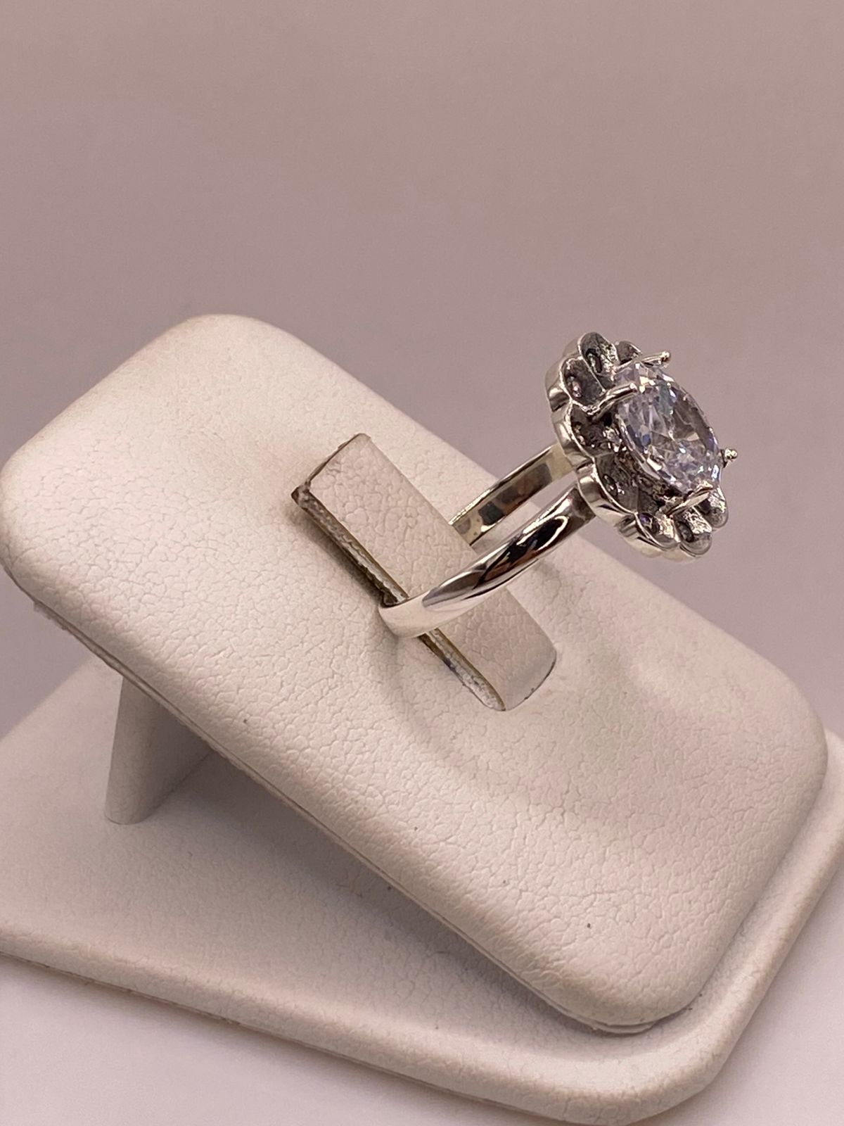 Anillo Floral con Zirconias en Plata Ley 925, vista lateral