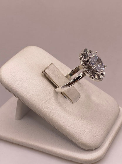 Anillo Floral con Zirconias en Plata Ley 925, vista lateral