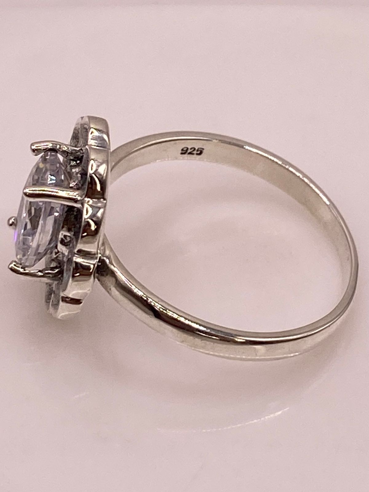 Anillo Floral con Zirconias en Plata Ley 925, sello de autenticidad Plata Ley .925