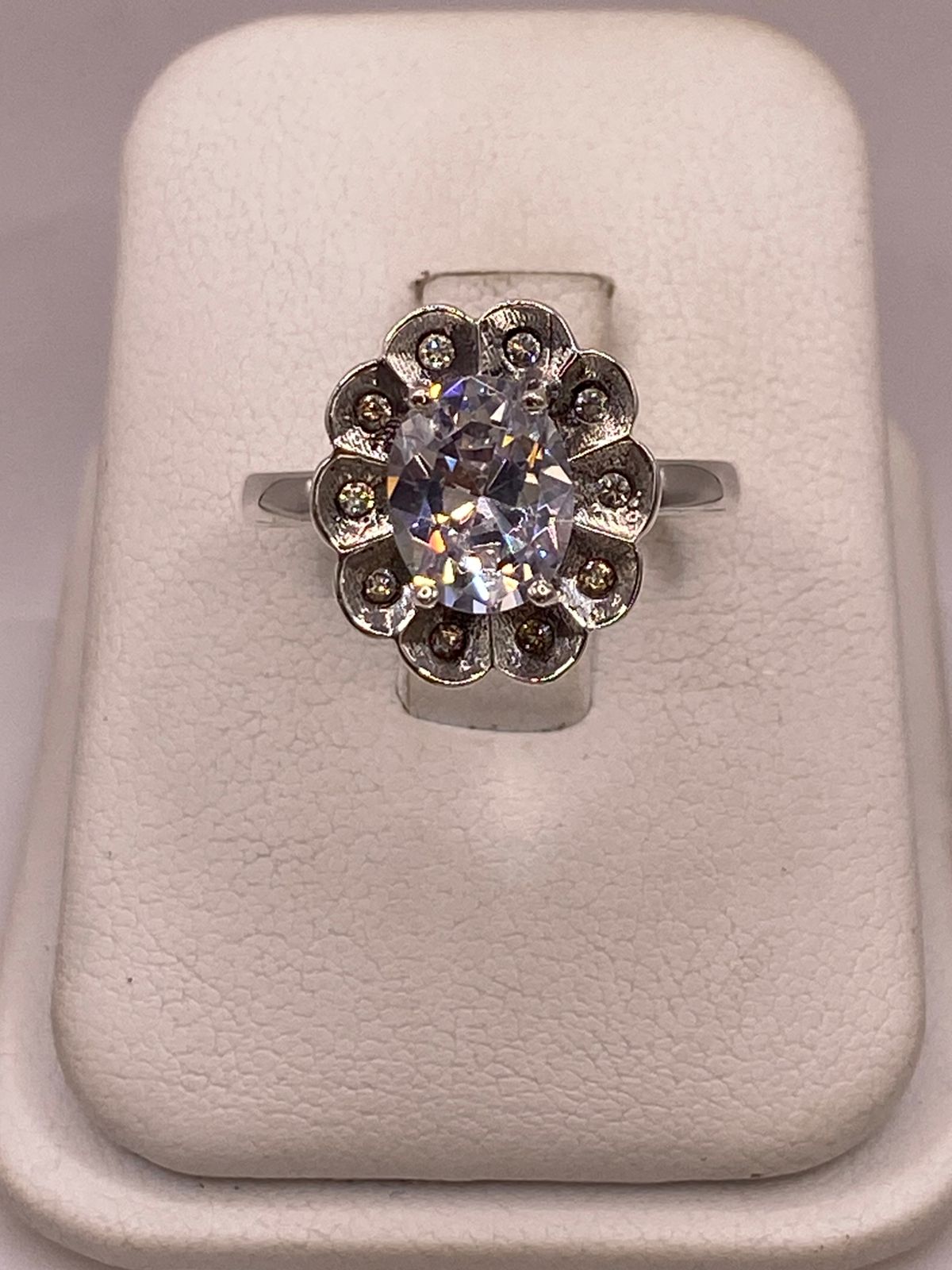 Anillo Floral con Zirconias en Plata Ley 925, vista de detalle