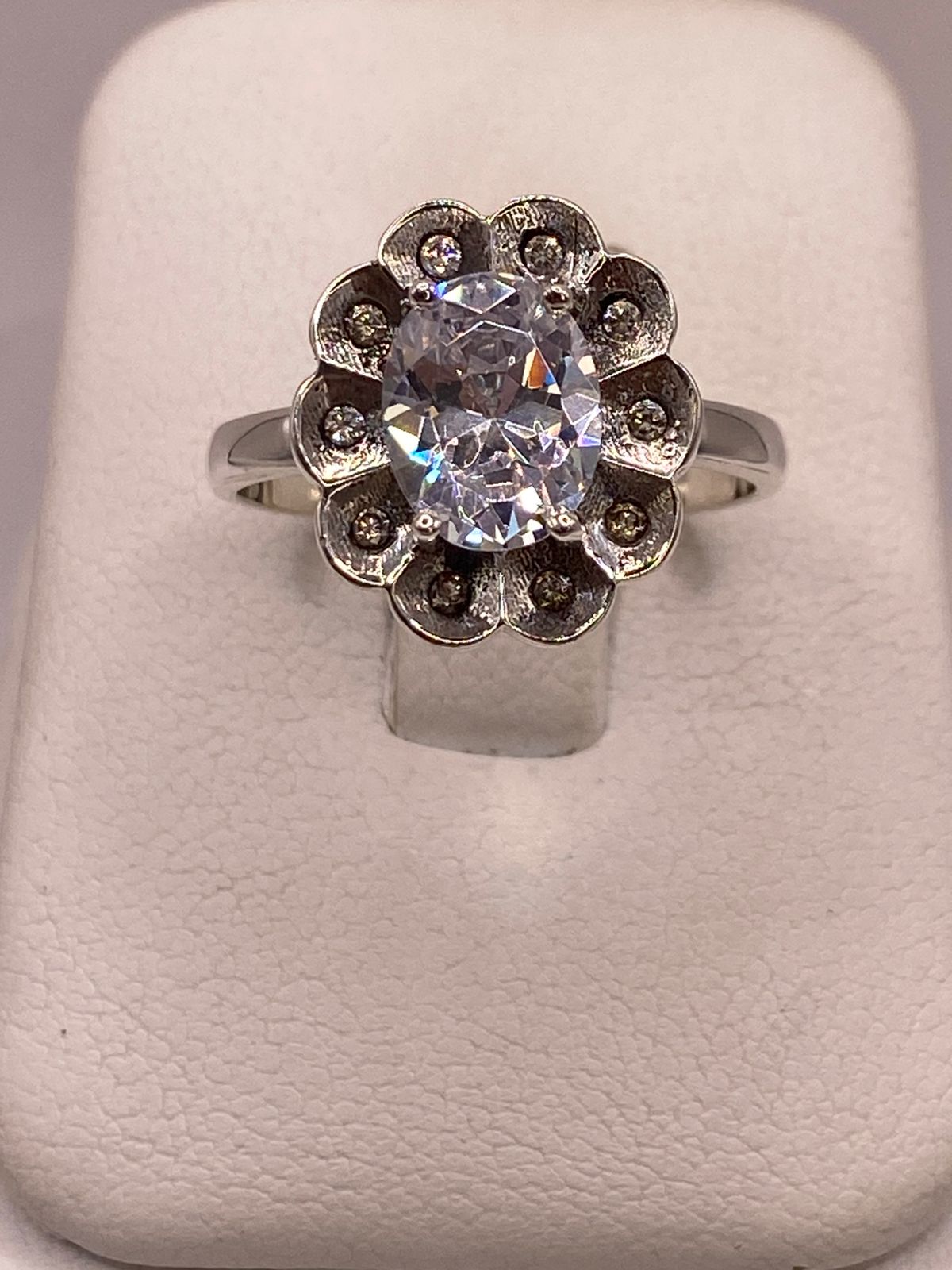 Anillo Floral con Zirconias en Plata Ley 925, vista frontal