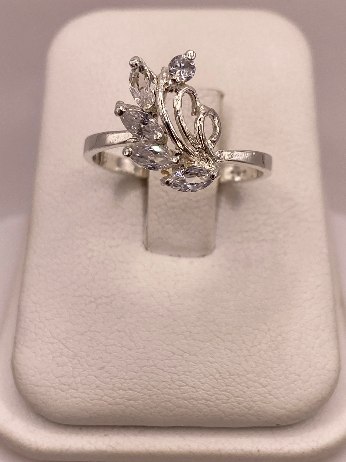Anillo Floral con Zirconias en Plata Ley 925, vista de detalle
