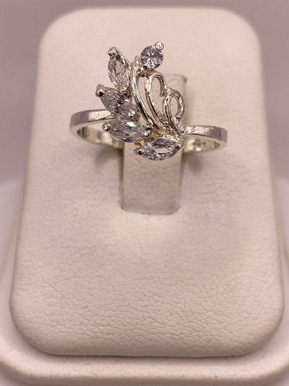 Anillo Floral con Zirconias en Plata Ley 925, vista de detalle