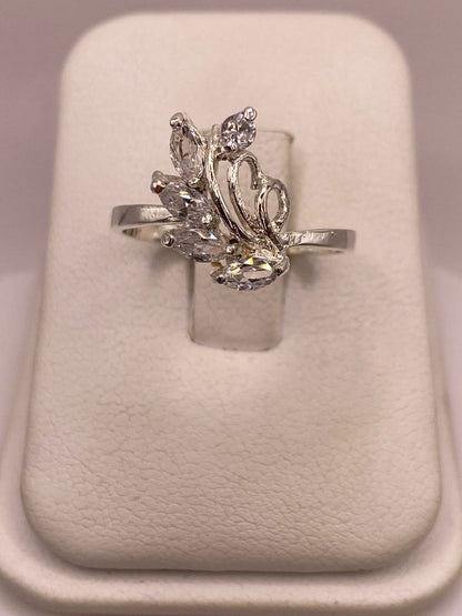 Anillo Floral con Zirconias en Plata Ley 925 — ángulo diagonal