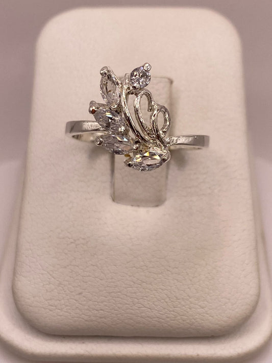 Anillo Floral con Zirconias en Plata Ley 925 — ángulo diagonal