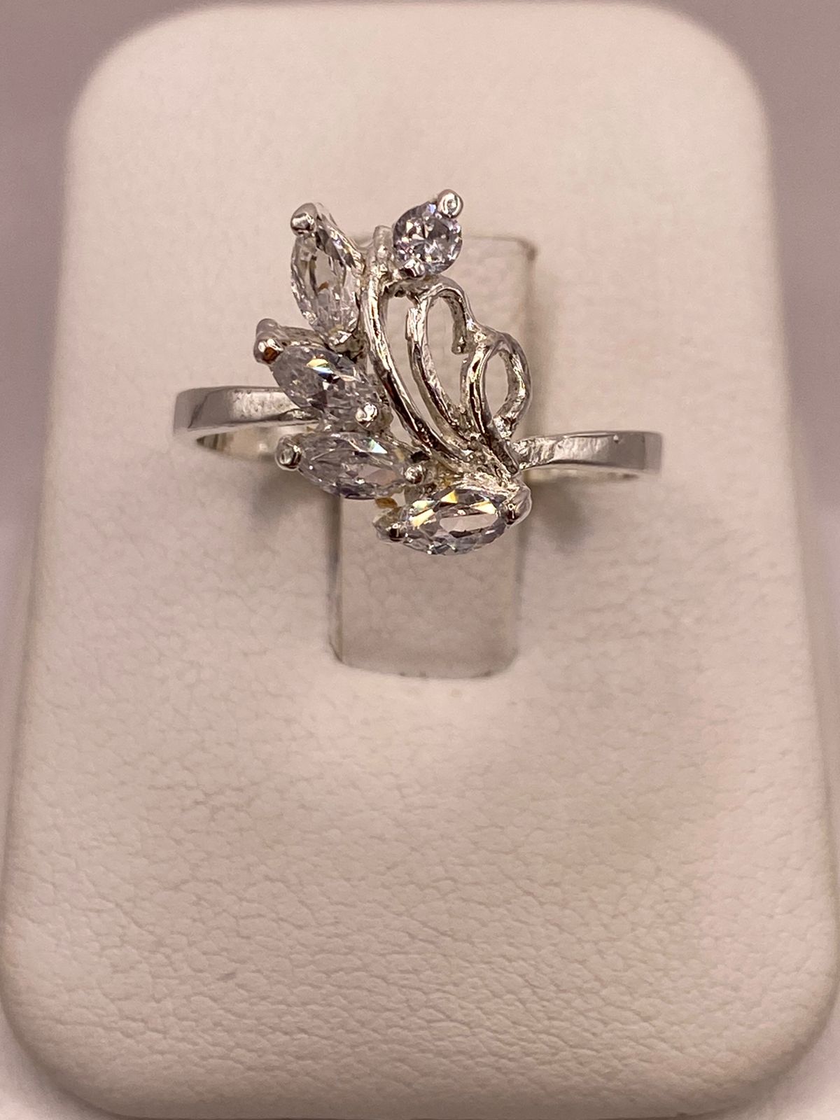 Anillo Floral con Zirconias en Plata Ley 925, vista frontal