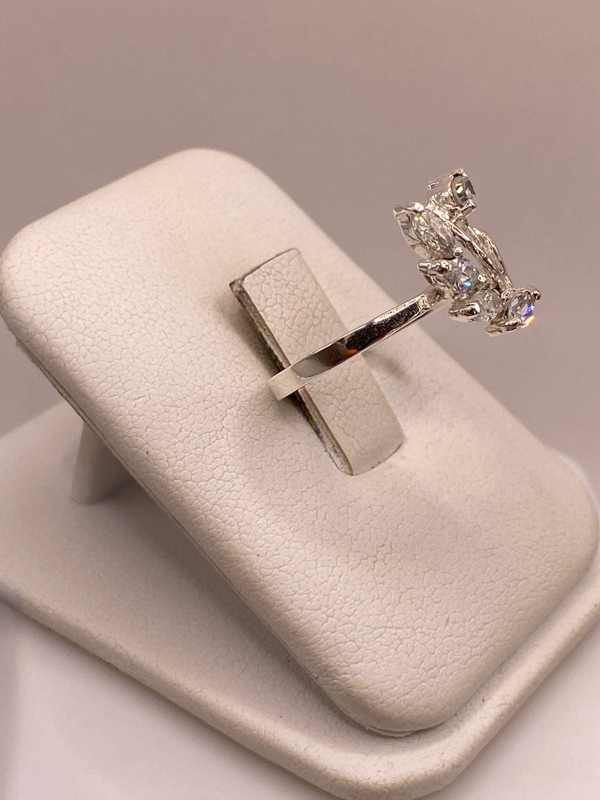 Anillo Floral con Zirconias en Plata Ley 925, vista lateral