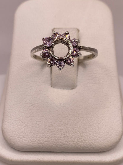Anillo Floral con Zirconias Rosas en Plata Ley 925 en báscula mostrando peso