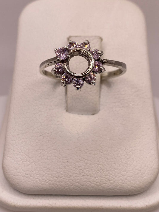 Anillo Floral con Zirconias Rosas en Plata Ley 925 en báscula mostrando peso