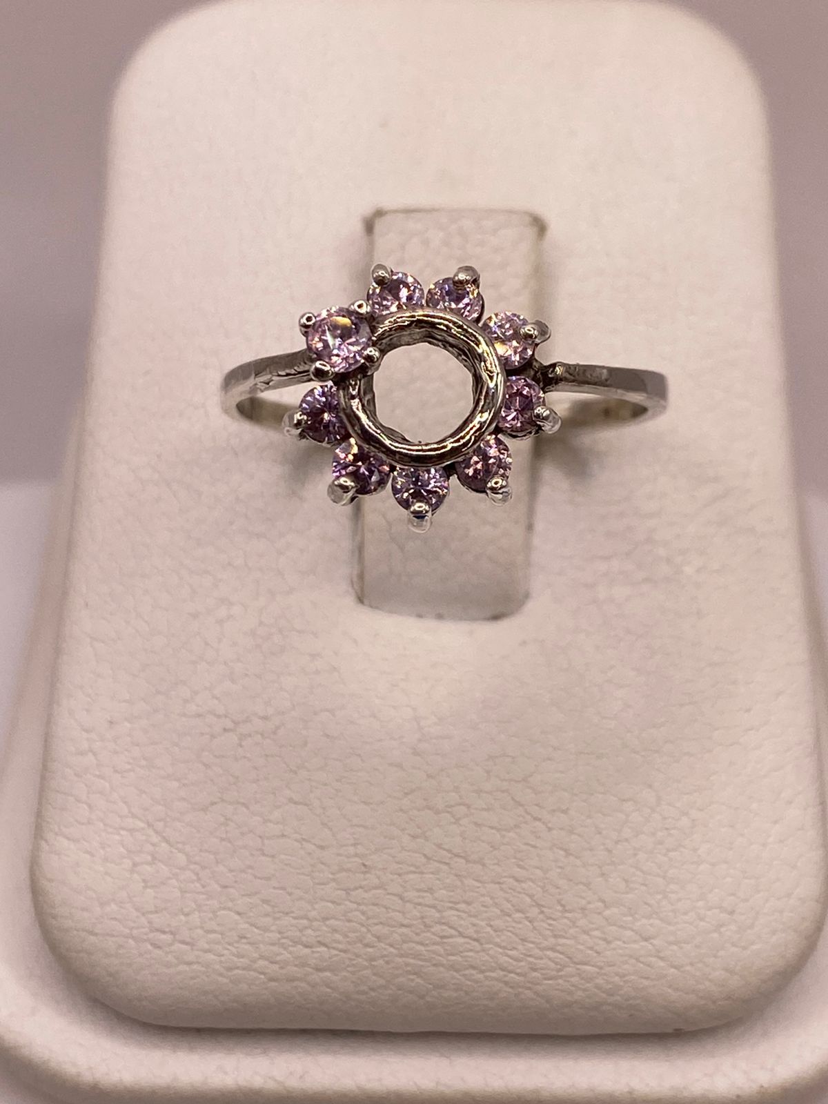 Anillo Floral con Zirconias Rosas en Plata Ley 925, vista de detalle