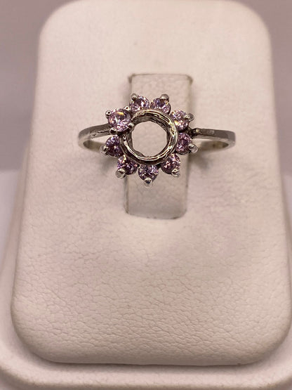 Anillo Floral con Zirconias Rosas en Plata Ley 925, vista de detalle