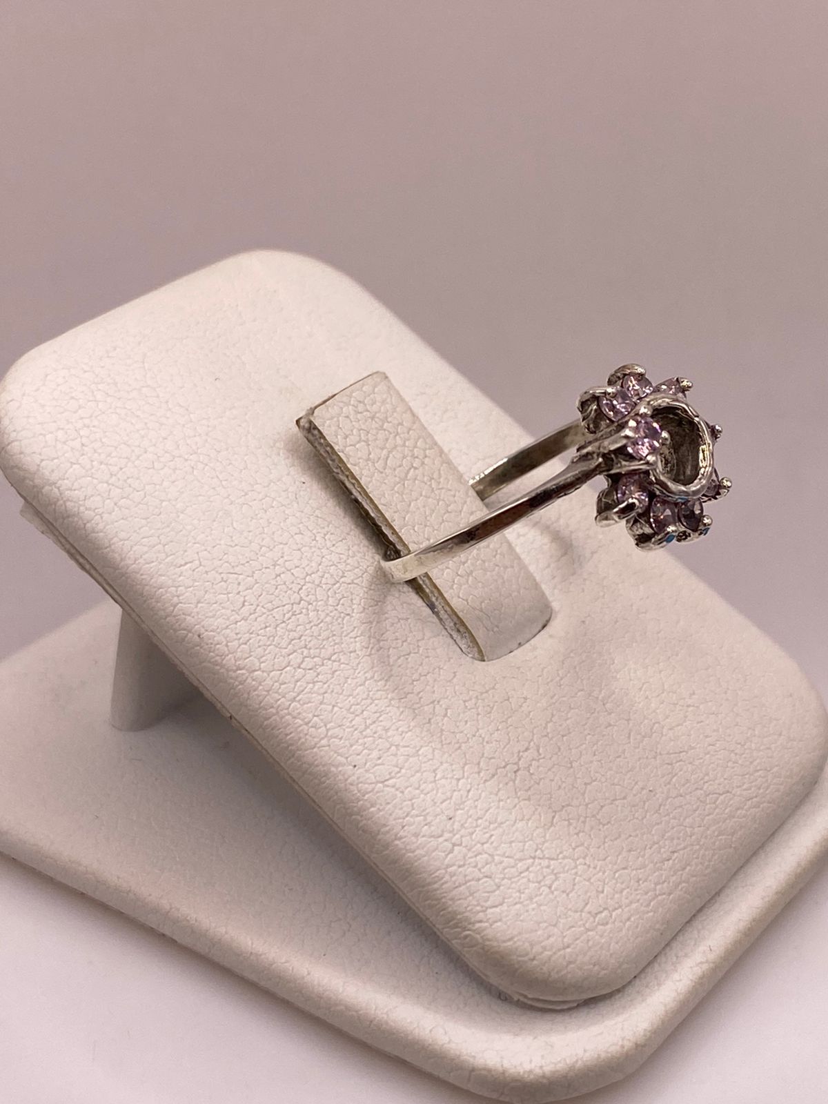 Anillo Floral con Zirconias Rosas en Plata Ley 925, vista lateral