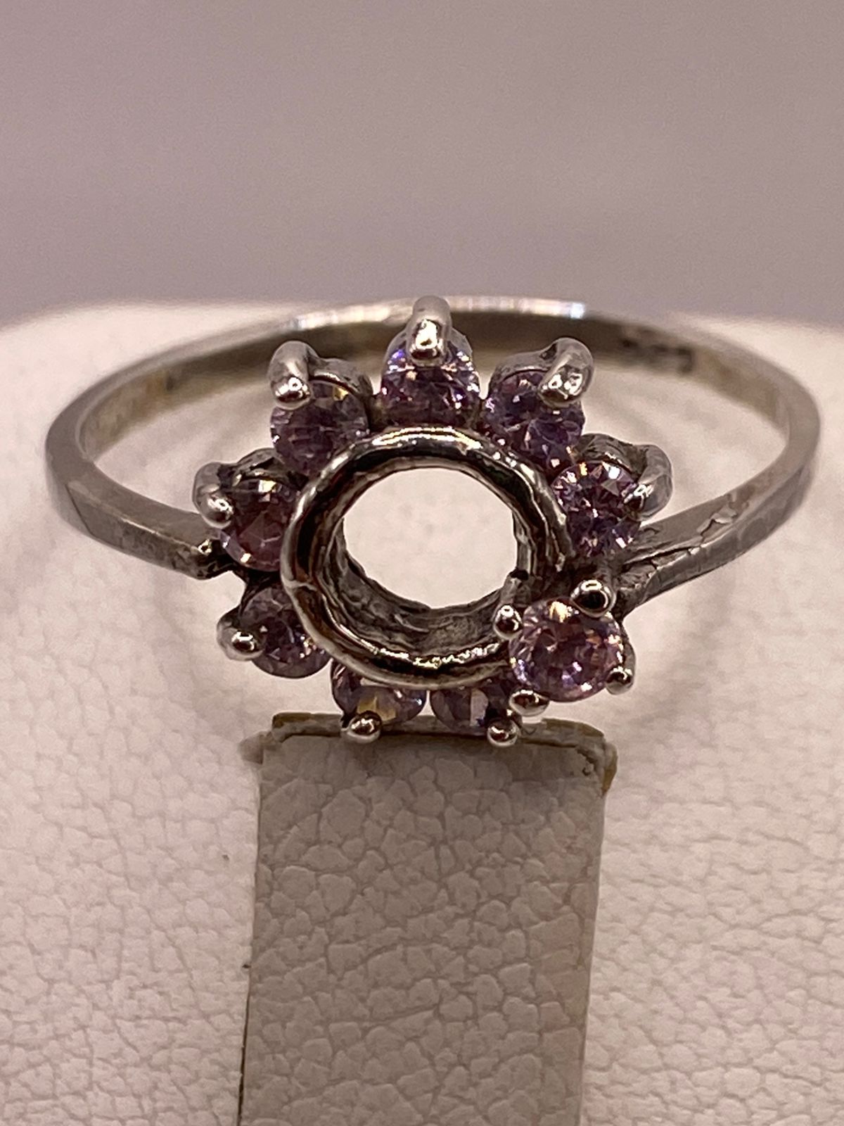 Anillo Floral con Zirconias Rosas en Plata Ley 925, sello de autenticidad Plata Ley .925